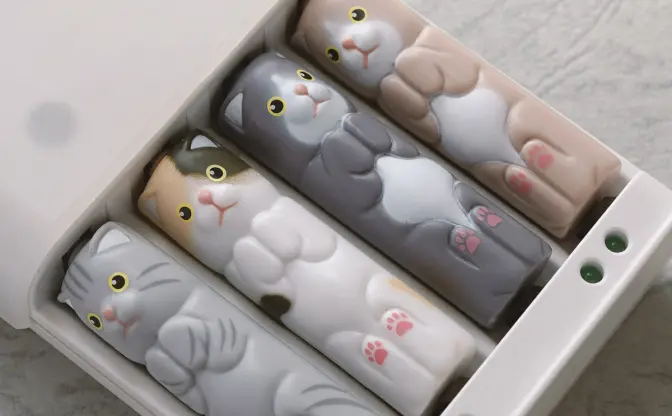 「ネコがこんな狭いとこに！」を再現したフィギュア『単三にゃん池』
