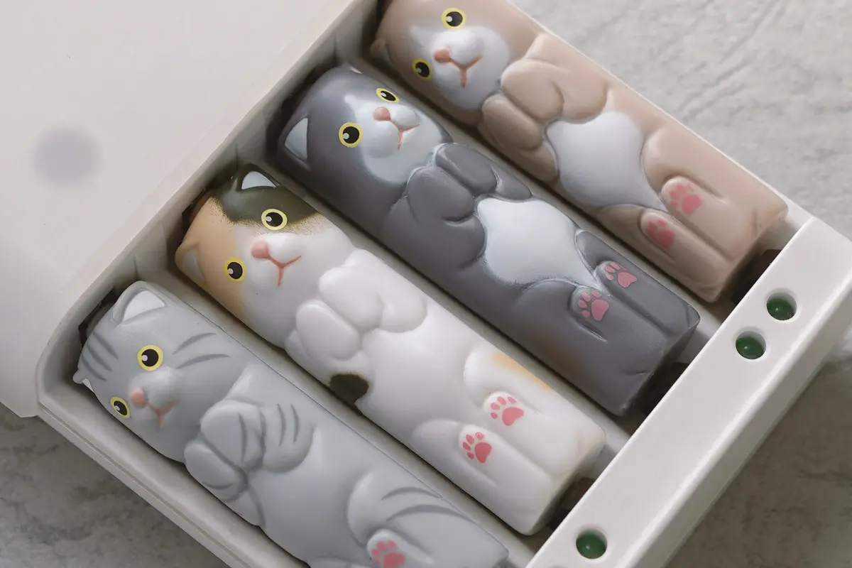 「ネコがこんな狭いとこに！」を再現したフィギュア『単三にゃん池』
