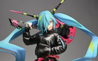 LAM描き下ろし、初音ミクのパンクなフィギュアと世界390着限定のMA-1