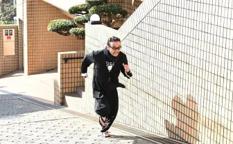 「全力坂」放送3000回記念　ナレーション担当の俳優 吹越満が全力疾走