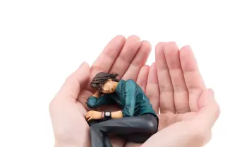 『タイバニ』虎徹を手のひらで愛でるフィギュア　そんなに見つめられると…