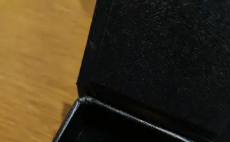 完全に指輪のハズだった　箱から出てきた「🤔」に称賛→リプ欄が🤔で埋まる