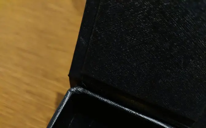 完全に指輪のハズだった　箱から出てきた「🤔」に称賛→リプ欄が🤔で埋まる