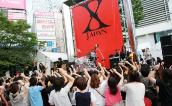 X JAPANがPV撮影のためゲリラライブ！ 新宿駅前がパニックに