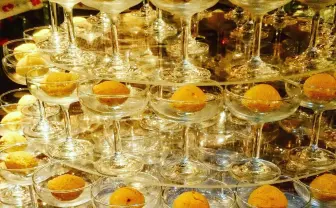 とある郷土料理を入れたシャンパンタワー、何だかわかる? 職人に裏話を聞いた