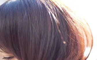 寒い冬を彩る「マフラーしまい髪」とは？ 無防備女子にキュンとくる