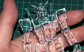ガラス製のガンプラ？ 透明に見える工夫に驚き「塗った方が早い」