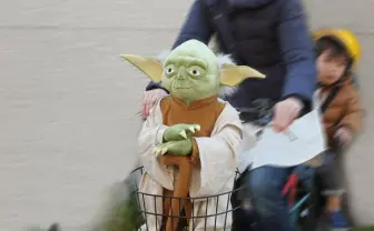 共にいるのだ、いかなるときも！ 等身大ヨーダぬいぐるみが偉大