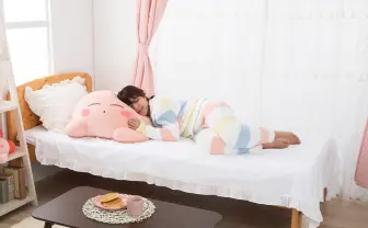 ベッドの3分の1を専有する巨大カービィ　人気シリーズ「すやすやフレンド」に登場