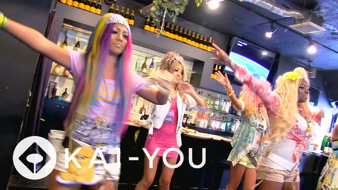 渋谷「ガングロカフェ」名物のギャルによるパラパラダンスショー