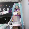 矢吹健太朗さんデザインによる「初音ミク」のコスプレを披露したえなこさん