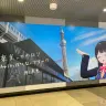 渋谷駅に掲出されたにじさんじの広告に登場する月ノ美兎さん／写真はKAI-YOU.net編集部撮影