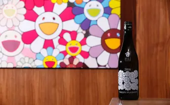 村上隆が日本酒発売 秋田の醸造ユニットとコラボ、限定ボトルも