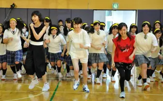 JK100人とリアル鬼ごっこ！ 全力疾走の真野恵里菜、篠田麻里子、トリンドルを激写