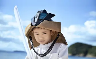 トランスフォームする鬼退治専用「カブト鞄」 5歳児の理想を叶えた「土屋鞄」の本気