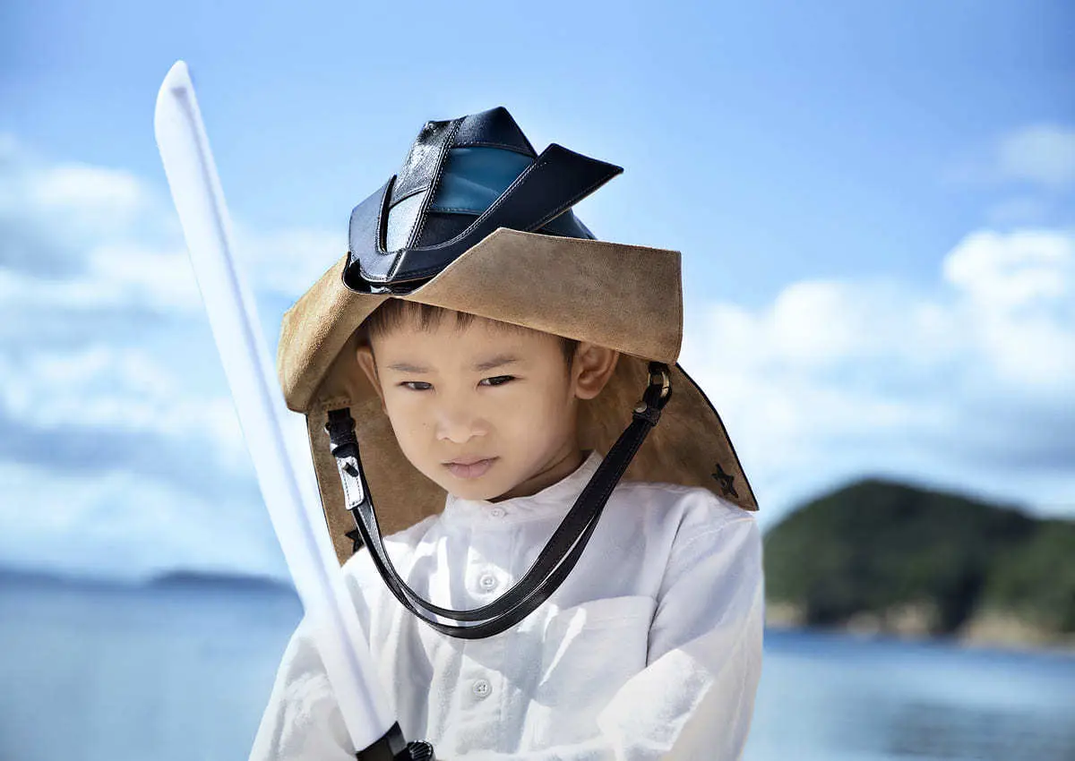 トランスフォームする鬼退治専用「カブト鞄」 5歳児の理想を叶えた「土屋鞄」の本気
