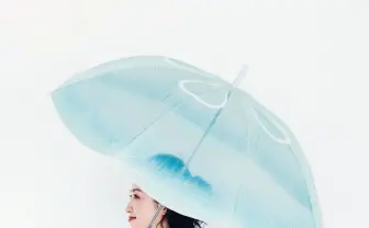 梅雨まだ？ クラゲをモチーフにしたキュートな傘　雨空を泳ぐ姿が美しい