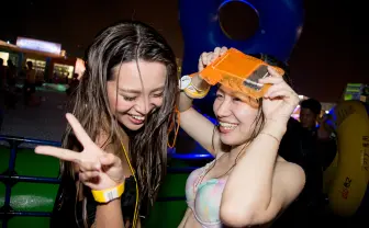 【写真】水着ギャルもびしょ濡れ 豪雨の「ナイトプール」を直撃レポート!