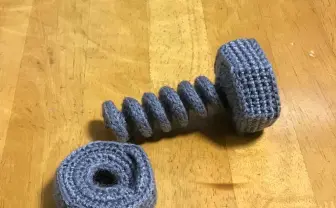 “柔らかい“ボルトとナット!? 毛糸なのにちゃんと噛み合う部品にビックリ