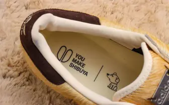 忠犬ハチ公がモチーフ！ adidas×atmos新作スニーカーがもっふもふ