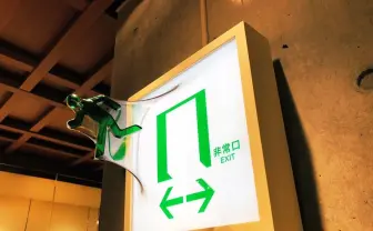 非常口のピクトグラムが3次元に飛び出しちゃって非常事態