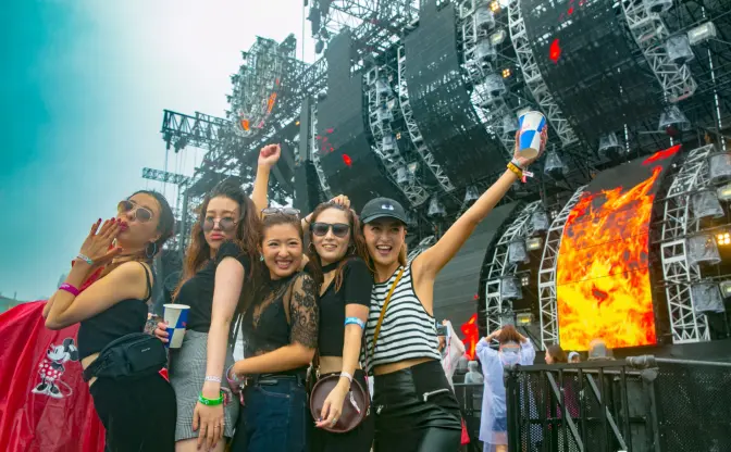 「ULTRA JAPAN」ファッションスナップ　会場を埋め尽くすスペーシーなギャルたち