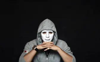 仮面YouTuberラファエル、200万人超えチャンネル凍結 規約違反か