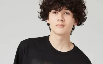 グラニフ×森永コラボ ビスケットが宇宙で輝く謎デザイン(猫もいるよ)