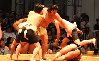 「大相撲 超会議場所」ひろゆき・ホリエモンにメル先生も土俵入り！