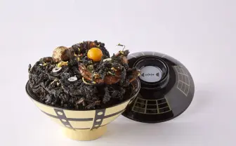 ブラックホールかきあげ丼？ 「宇宙と芸術展」コラボメニューがヤバい
