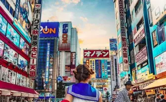 彼女の背中越しに見る美しき世界 インスタグラマー「Murad Osmann」とは?