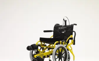 両足で漕げる車いす「COGY」 VRやスマホアプリでリハビリを支援