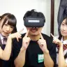「アダルトVRエキスポ2016」株式会社アイ・ポイントブース／小西まりえさん（左）と舞園ひなさん（右）にはさまれる編集部員