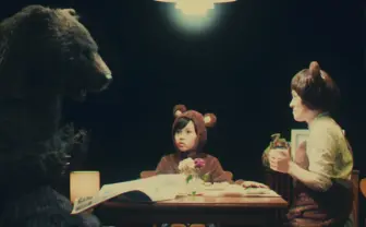 「ねえパパ、どうやって鮭を捕まえるの？」息子の質問に、父は…