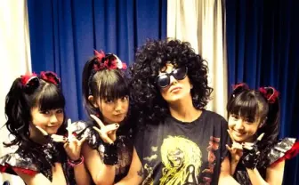 レディー・ガガがBABYMETALのライブで熱狂！ キツネサインのツーショットも話題