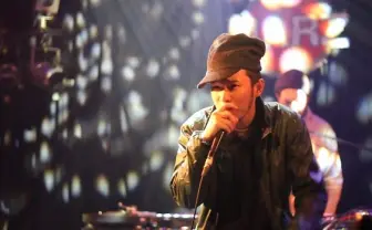 急逝したラッパーの軌跡追う 『不可思議/wonderboy 人生の記録』DVD化