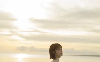 声優 礒部花凜、水着姿で夕日に佇む　沖縄の海に映えるセンチメンタルな表情
