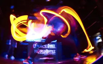 ヲタ芸「サイリウムダンス」世界大会が開幕　熱狂の香港予選レポート