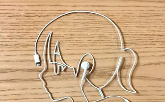 イヤホンでアート？ Twitterで11万RT超えの「音楽を聴く女の子」とは