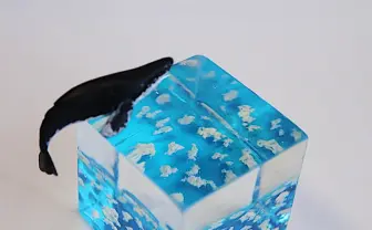 クジラ、空を泳げず困惑　幻想的になるはずだった造形作品がかわいい