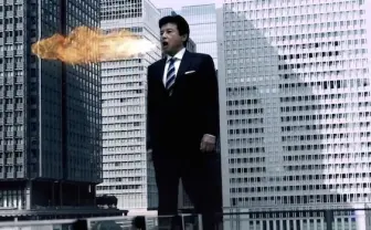 巨大化した三浦友和が炎を吐く！ ウルトラマン×洋服の青山コラボCM公開