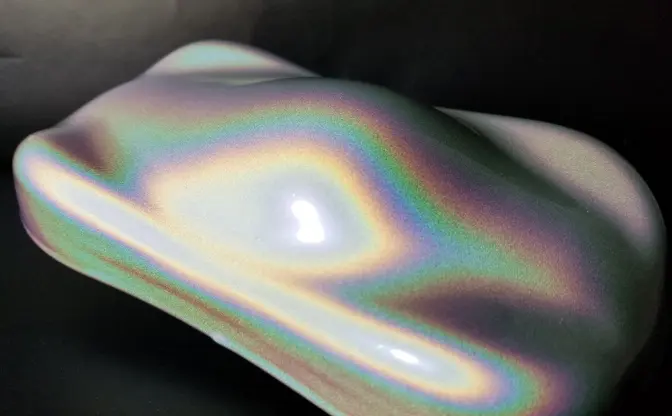UFOかな？ ありえん質感が再現できるレインボー塗料、開発者を直撃