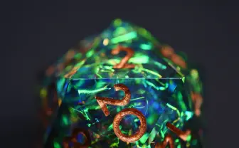 クラファンで1日で1.6億円を集めた「手作りダイス」魔法のような美しさ