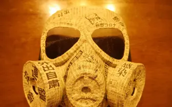 新型コロナ記事でつくる張子マスク 緊張感漂う面で伝える「ウイルスの危険性」