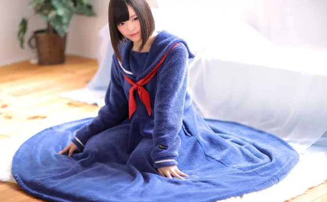 セーラー服型パジャマから「着る毛布」誕生！ 座るとコタツに進化