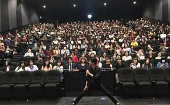 ギャップが良い！ 稲垣吾郎、舞台挨拶で“はしゃぐ私”写真にファン反響「かわいい」