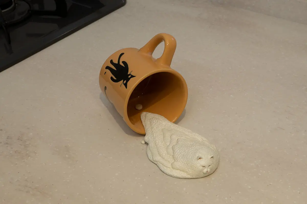 やっぱり猫は液体だった…!?  間違えて飲んじゃいそうなとろけるミルク猫発見