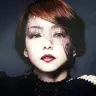 画像は、最新アルバム『_genic』特典ポスター（編集長の私物）を撮影