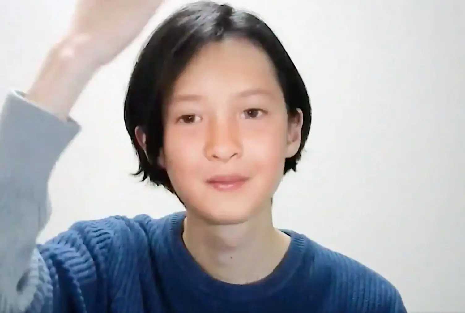 青絵さんによる「顔を手でサッ」とやると別人になるAR動画