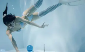 『月刊水中ニーソR』6月号刊行　水底のビー玉と女の子とスクーバ器材